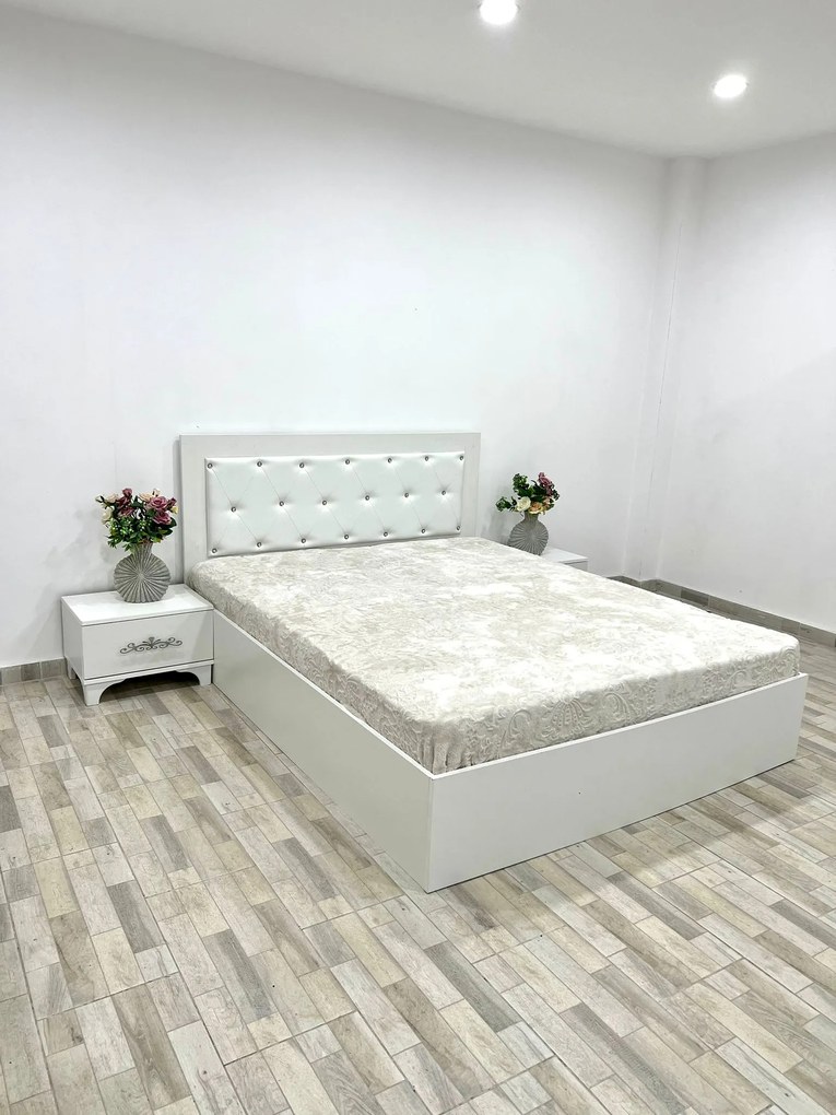 Set pat tapitat Milano, culoare alb, cu 2 noptiere Viena si saltea superortopedica lux 160 x 200 cm