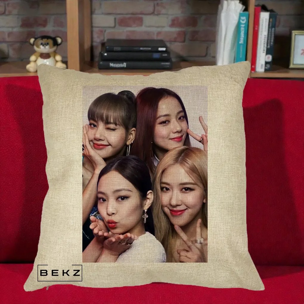 Perna Personalizata K-pop BLACKPINK Foto Grup Selfie 4 Membre, 40x40 cm, Crem, Husa Detasabila, Perna Inclusa, BEKZ®
