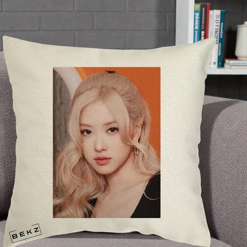 Perna Personalizata K-pop BLACKPINK cu Funda Rosie, 40x40 cm, Ecru, Husa Detasabila, Perna Inclusa, BEKZ®