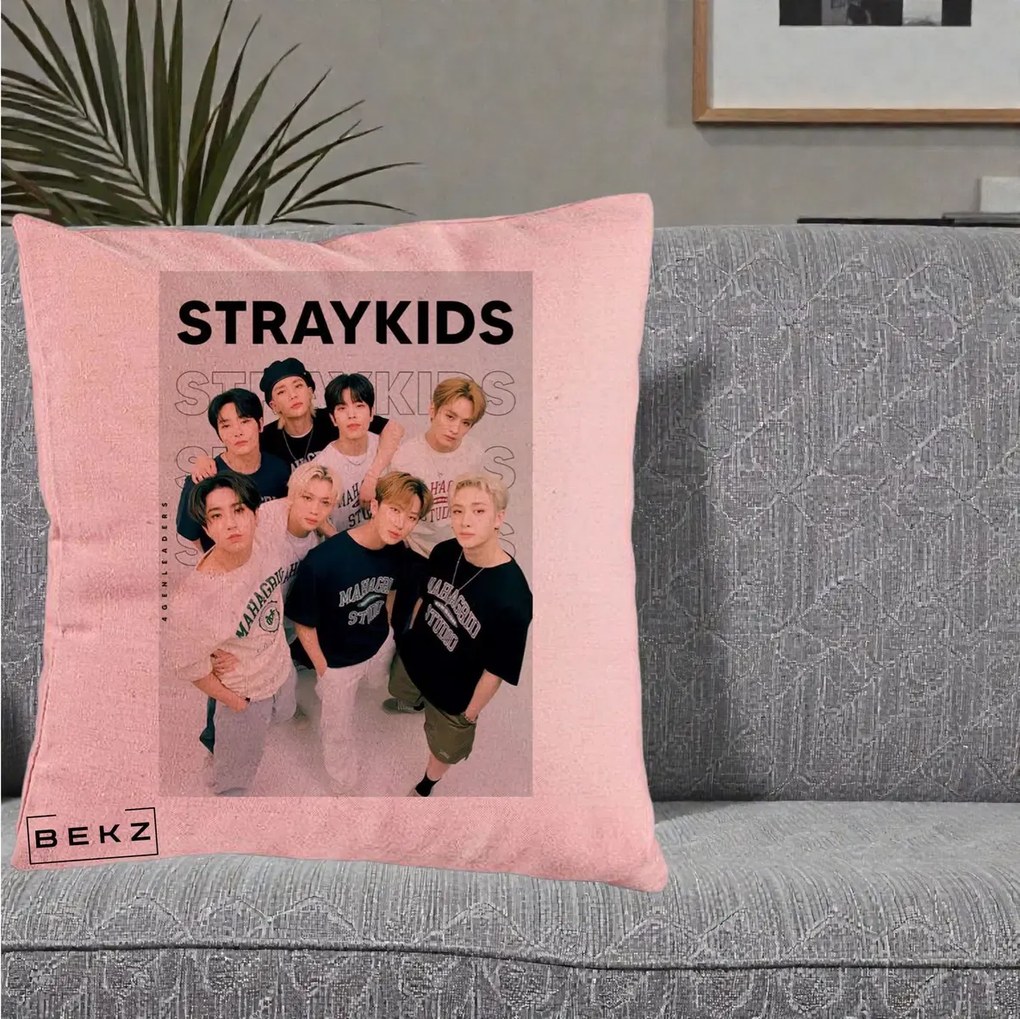 Perna Personalizata K-pop Stray Kids STRAYKIDS Alb-Negru cu Foto Grup, 40x40 cm, Roz, Husa Detasabila, Perna Inclusa, BEKZ®