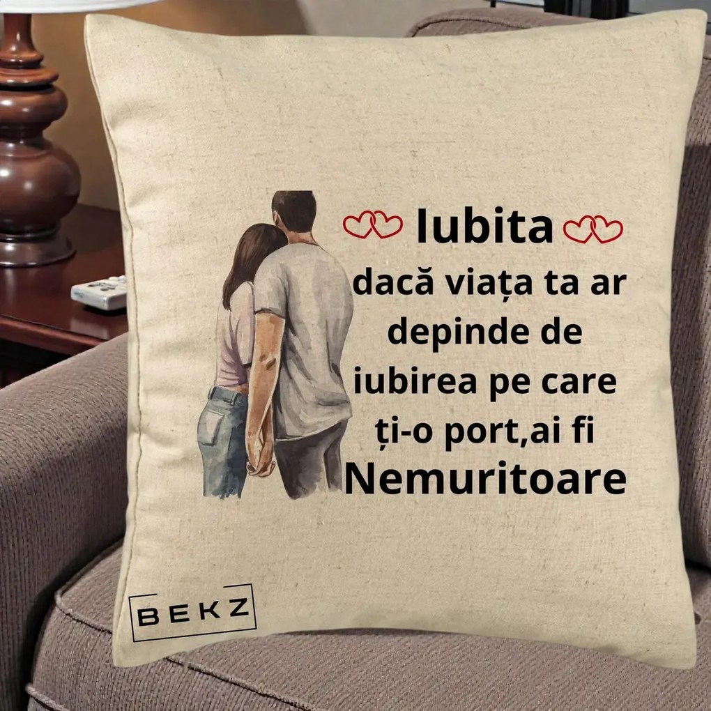 Cadou pentru Iubita - Perna Personalizata Iubita Nemuritoare cu Cuplu Acuarela Roz si Inimi, 40x40 cm, Bej, Husa Detasabila, Perna Inclusa, BEKZ®