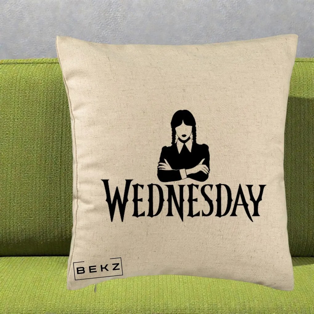 Perna Personalizata Wednesday Addams cu Brate Incrucisate, 40x40 cm, Bej, Husa Detasabila, Perna Inclusa, BEKZ®