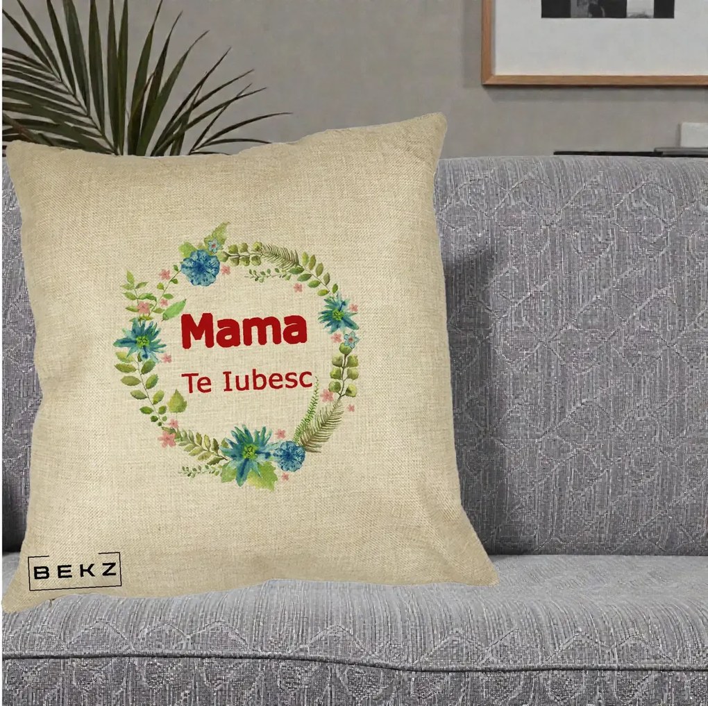 Cadou pentru Mama - Perna Personalizata Mama Te Iubesc Flori Albastre, 40x40 cm, Crem, Husa Detasabila, Perna Inclusa, BEKZ®