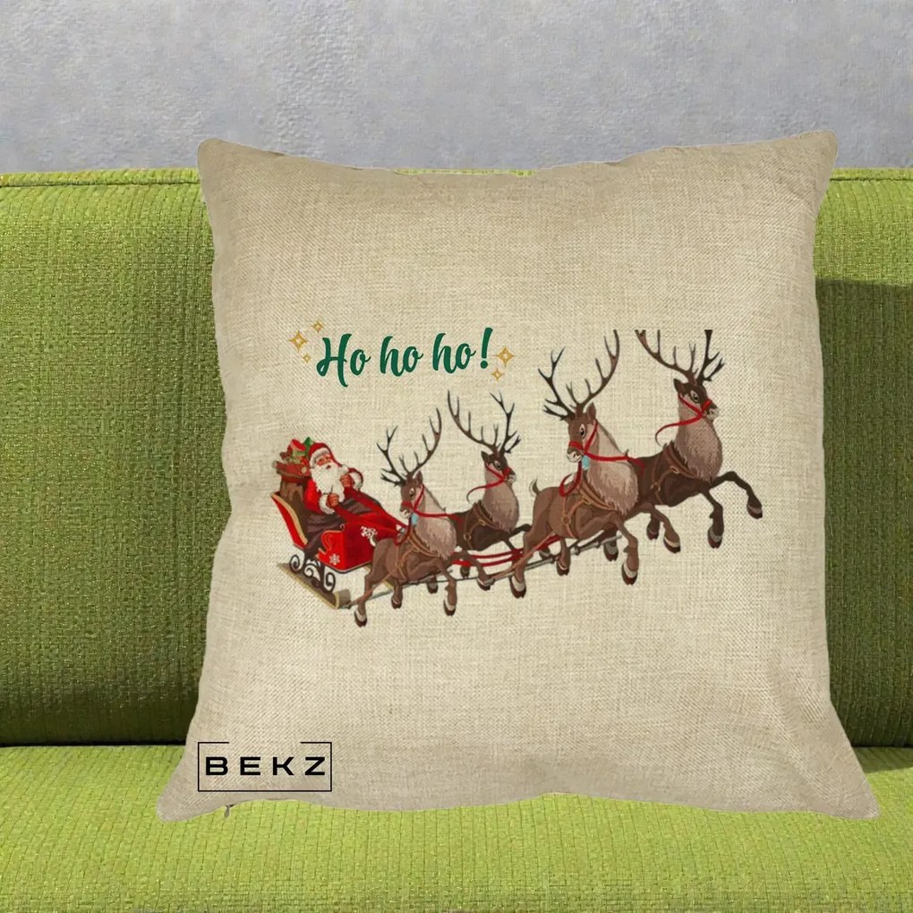 Perna Decorativa Ho Ho Ho Mos Craciun cu Sanie si Reni, 40x40 cm, Crem, Husa Detasabila, Perna Inclusa, BEKZ®