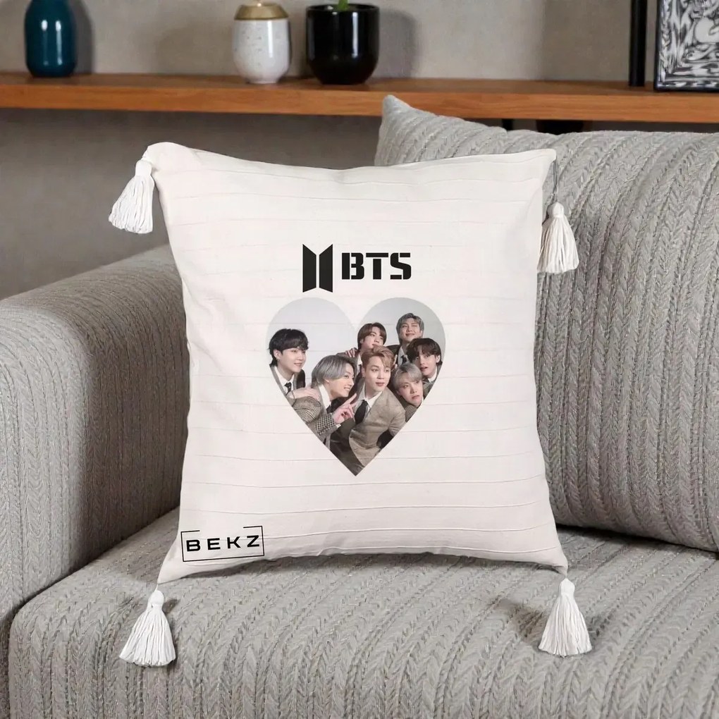 Perna Personalizata K-pop BTS Grup Fotografie in Inima, 40x40 cm, Bej cu Franjuri, Husa Detasabila, Perna Inclusa, BEKZ®