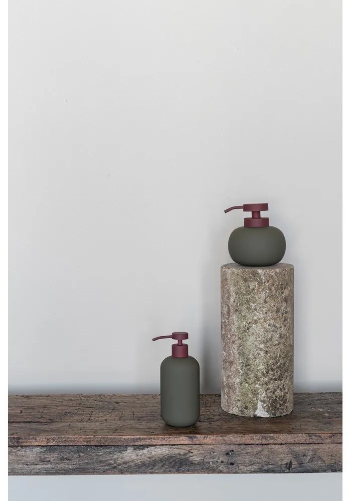Dozator de săpun lichid verde închis din ceramică 120 ml Lotus Play – Mette Ditmer Denmark
