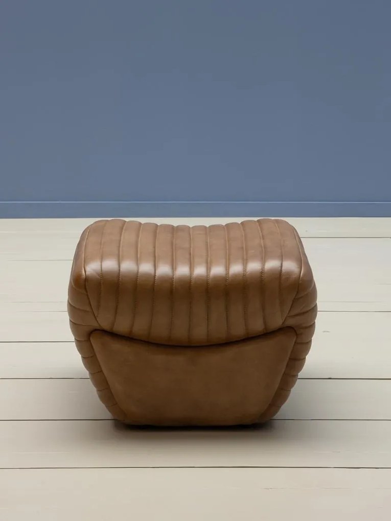 Taburet din piele maro antichizat, formă rotunjită, cu model în relief, 34×46×46 cm, „Aston"