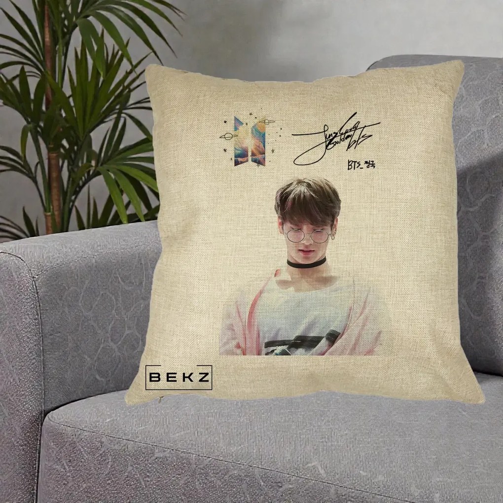 Perna Personalizata K-pop BTS Jungkook Portret cu Ochelari Autograf, 40x40 cm, Crem, Husa Detasabila, Perna Inclusa, BEKZ®