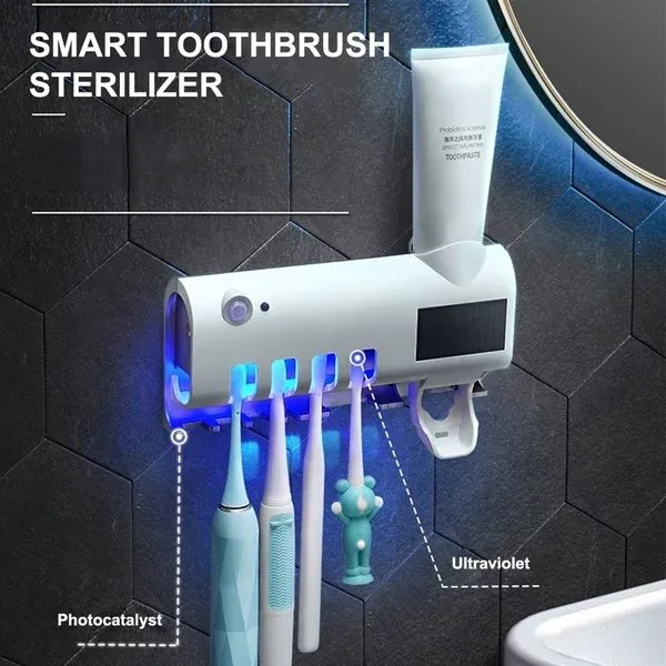 Sterilizator solar pentru periuțe de dinți montat pe perete