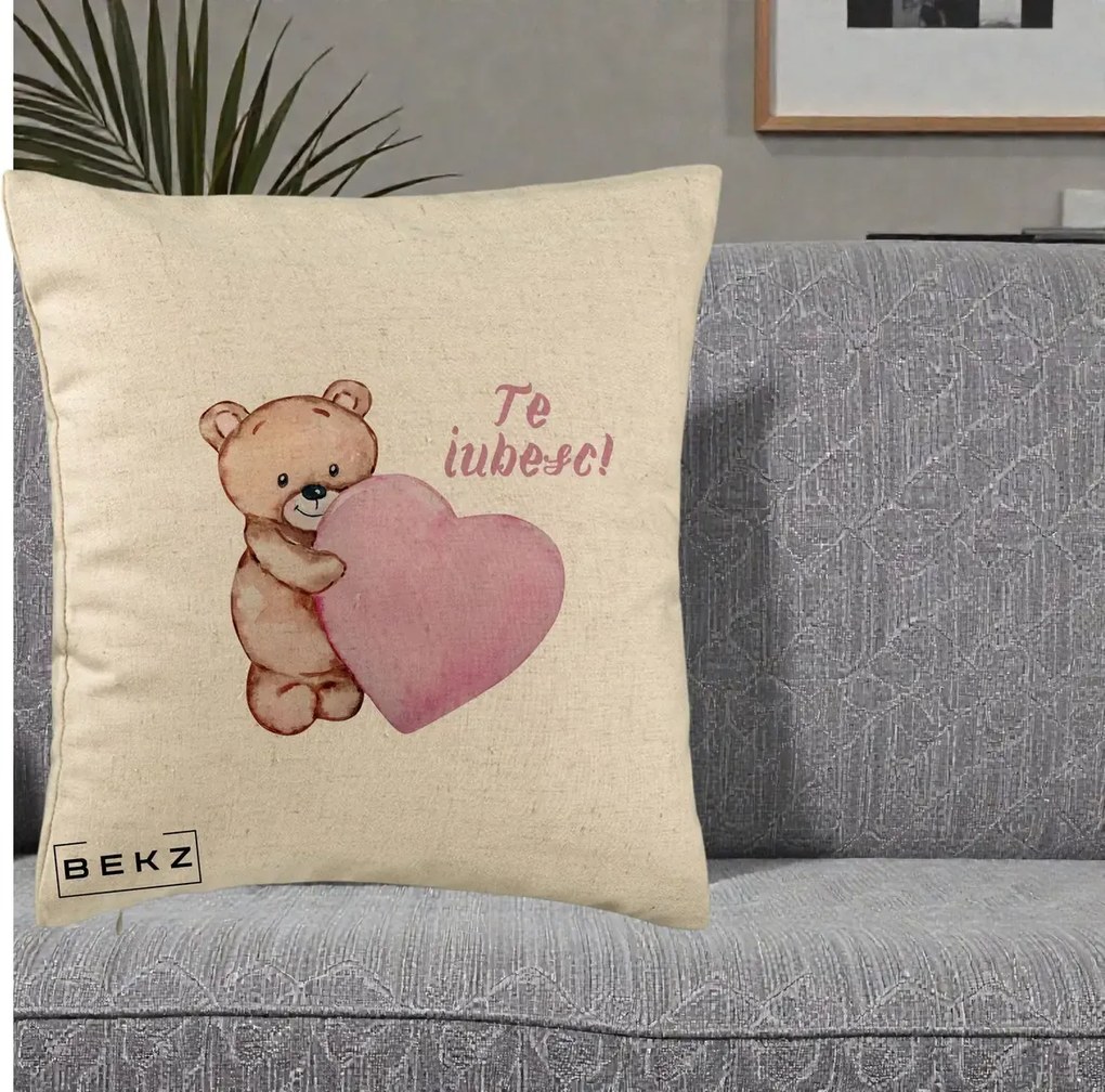Cadou Romantic - Perna Personalizata Te Iubesc Ursulet cu Inima Roz Acuarela, 40x40 cm, Bej, Husa Detasabila, Perna Inclusa, BEKZ®