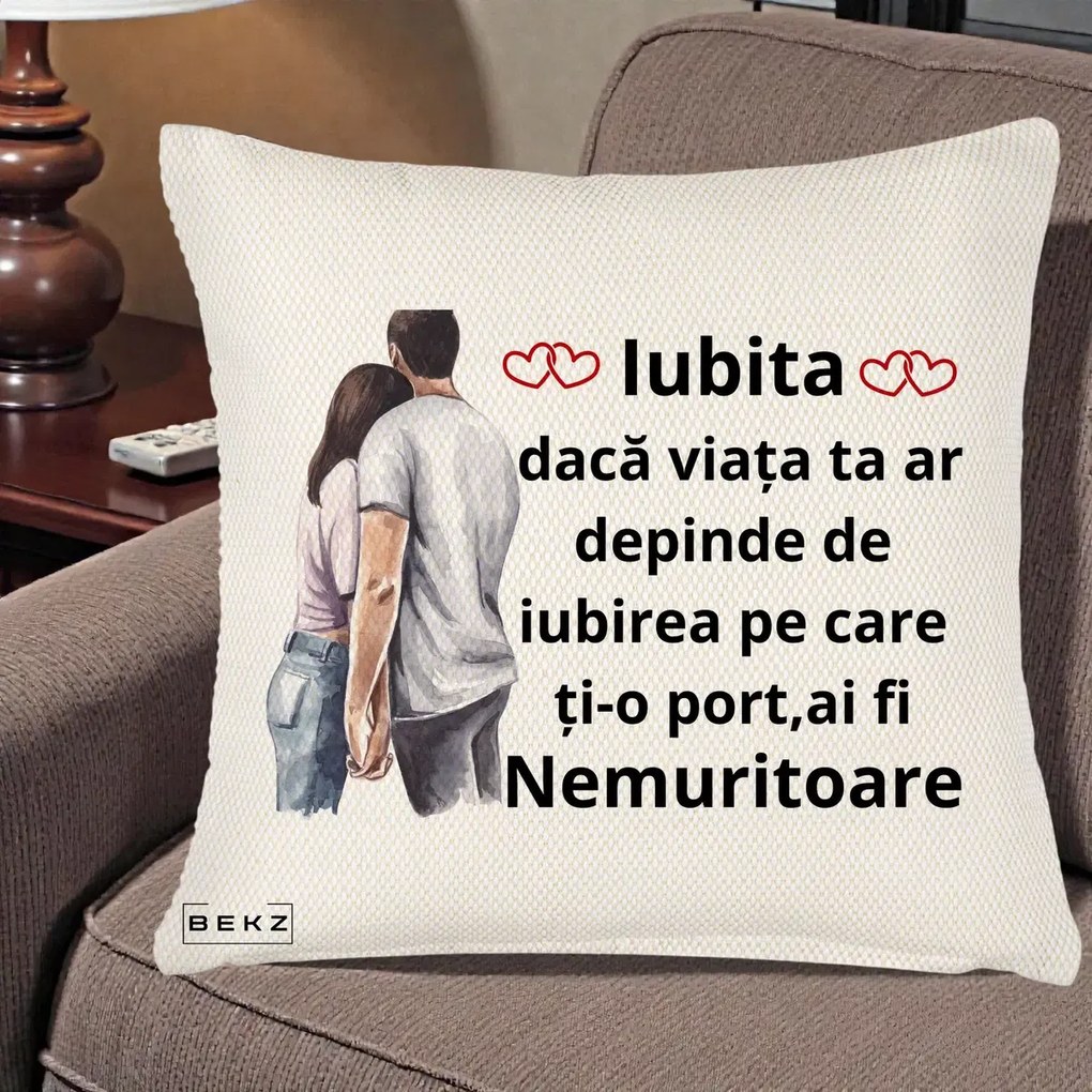 Cadou pentru Iubita - Perna Personalizata Iubita Nemuritoare cu Cuplu Acuarela Roz si Inimi, 40x40 cm, Crem Reliefat, Husa Detasabila, Perna Inclusa, BEKZ®