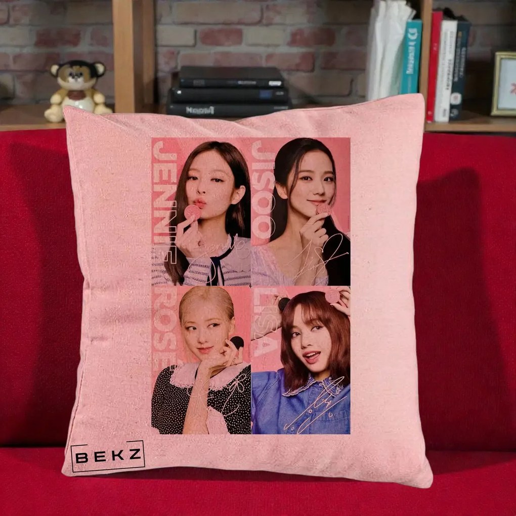 Perna Personalizata K-pop BLACKPINK Colaj 4 Portrete cu Semnature, 40x40 cm, Roz, Husa Detasabila, Perna Inclusa, BEKZ®