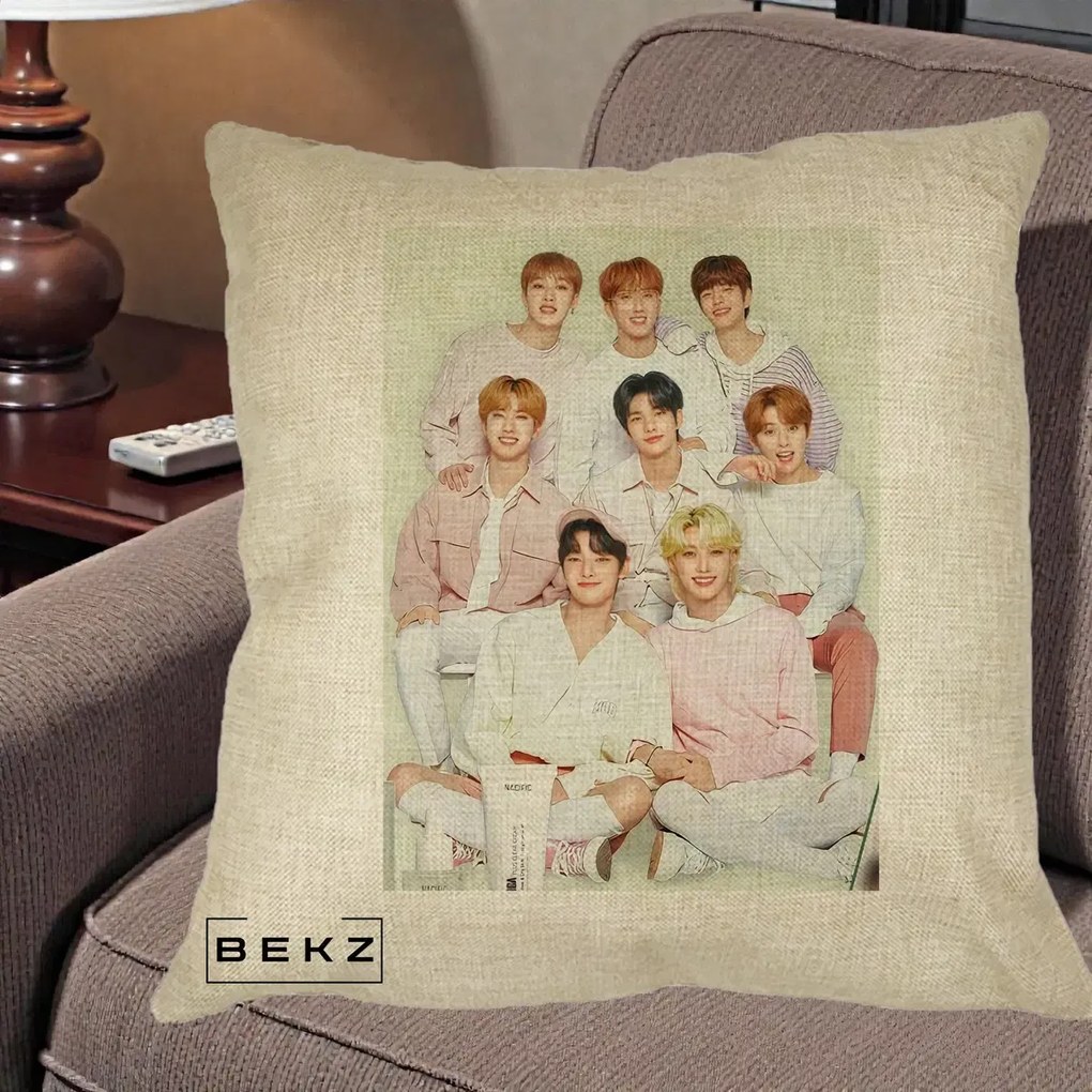 Perna Personalizata K-pop Stray Kids Foto Grup Pastel Roz-Alb cu 8 Membrii, 40x40 cm, Crem, Husa Detasabila, Perna Inclusa, BEKZ®
