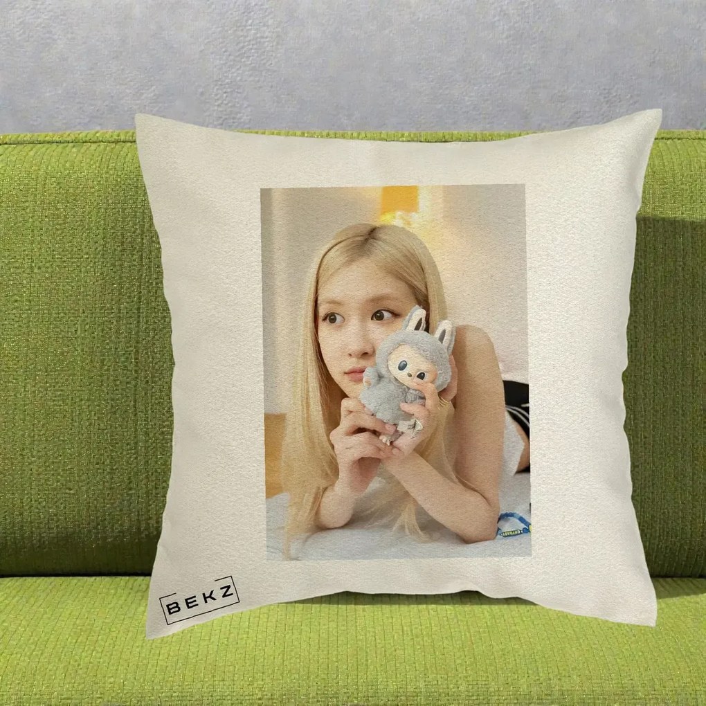 Perna Personalizata K-pop BLACKPINK Rose cu Papusa Iepure, 40x40 cm, Ecru, Husa Detasabila, Perna Inclusa, BEKZ®