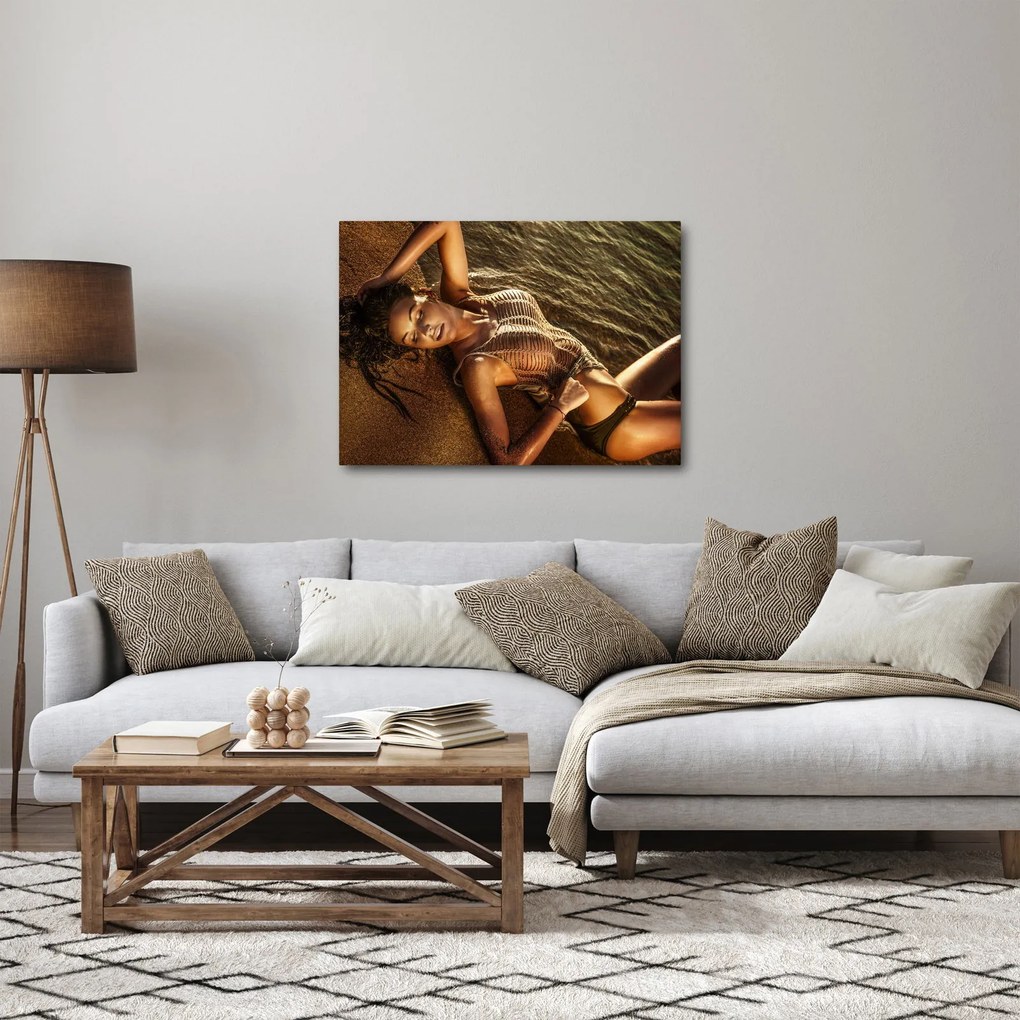 Tablou cu femeia întinsă pe plajă (70x50 cm)
