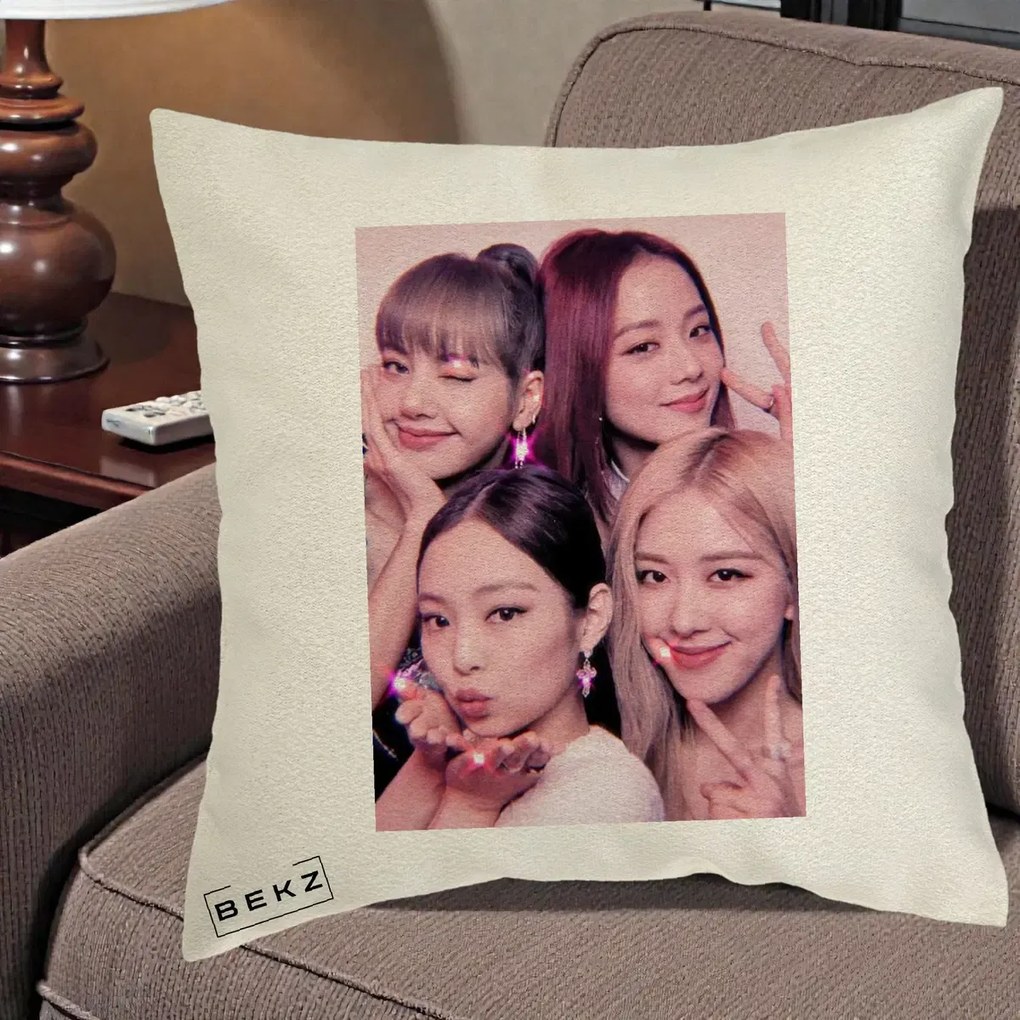 Perna Personalizata K-pop BLACKPINK Foto Grup Selfie Roz cu Glitter, 40x40 cm, Ecru, Husa Detasabila, Perna Inclusa, BEKZ®