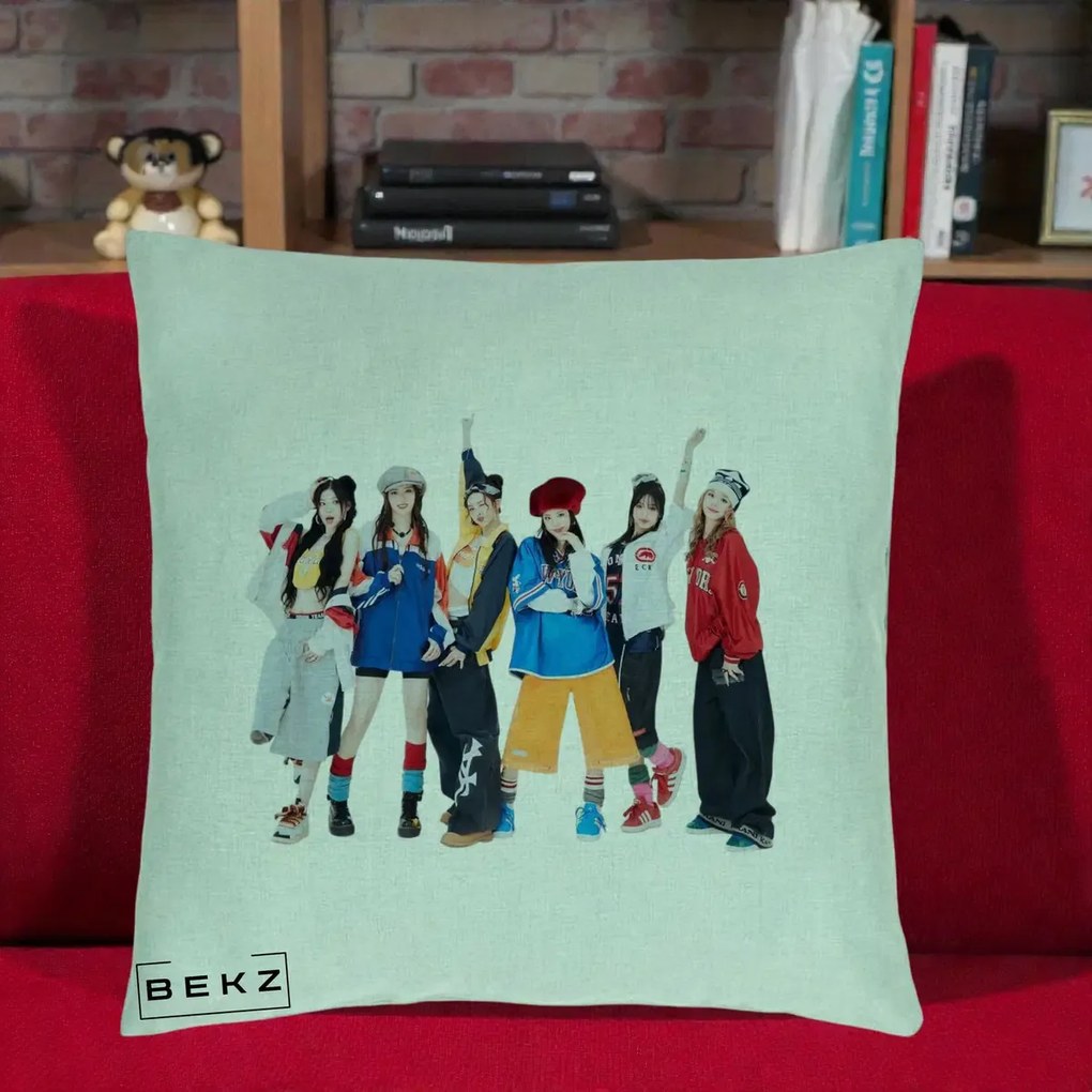 Perna Personalizata Grup K-pop Fete in Picioare Foto, 40x40 cm, Verde Menta, Husa Detasabila, Perna Inclusa, BEKZ®