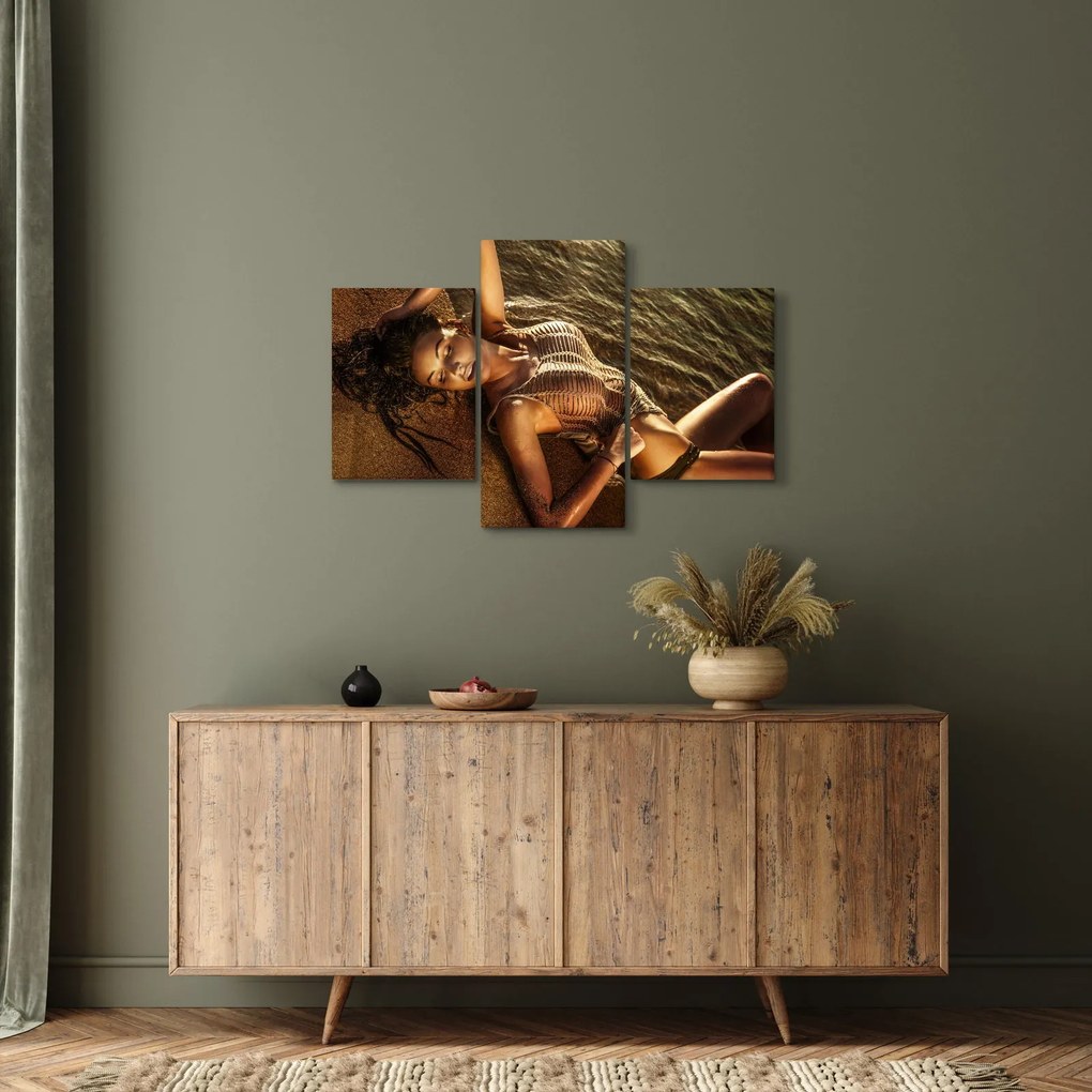 Tablou cu femeia întinsă pe plajă (90x60 cm)