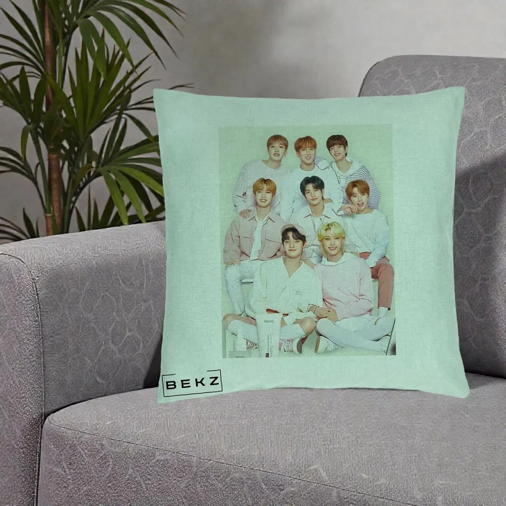 Perna Personalizata K-pop Stray Kids Foto Grup Pastel Roz-Alb cu 8 Membrii, 40x40 cm, Verde Menta, Husa Detasabila, Perna Inclusa, BEKZ®