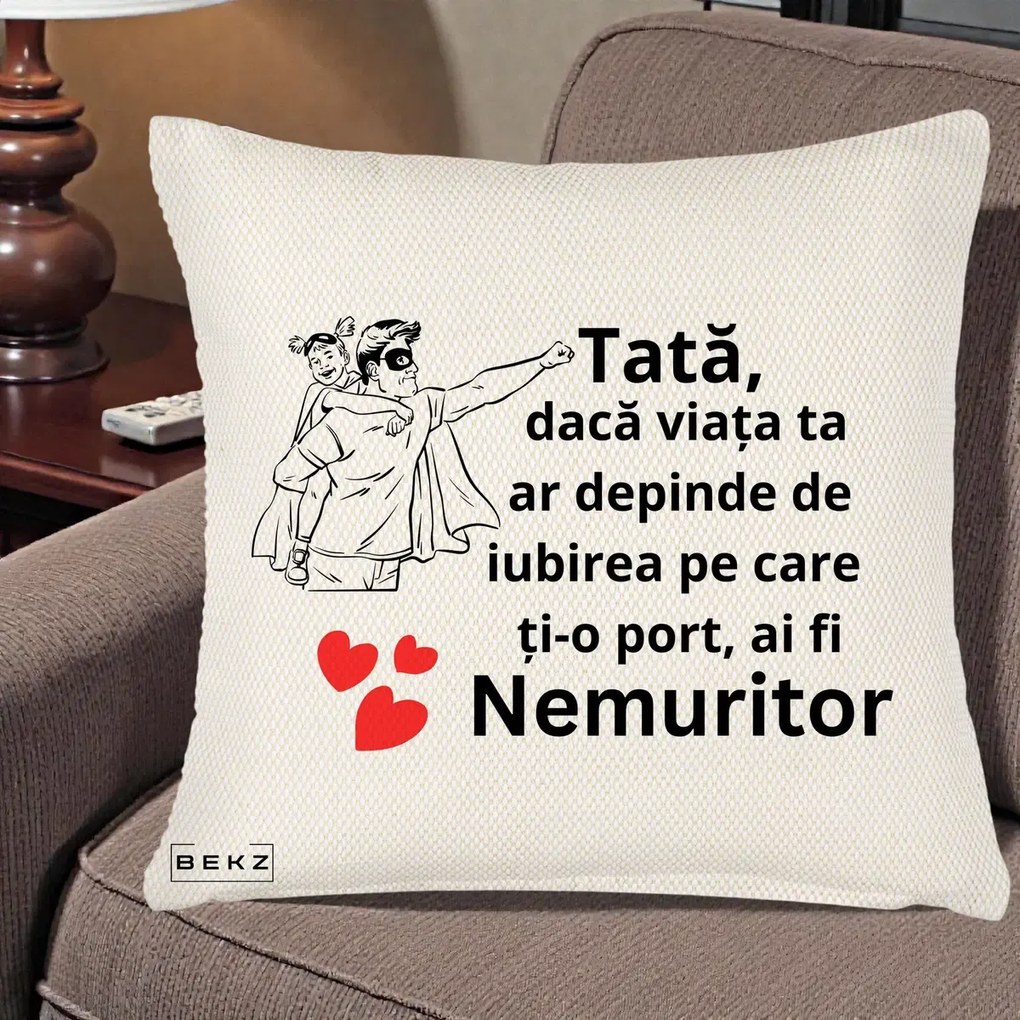Cadou pentru Tata - Perna Personalizata Tata Nemuritor Supererou cu Masca, 40x40 cm, Crem Reliefat, Husa Detasabila, Perna Inclusa, BEKZ®