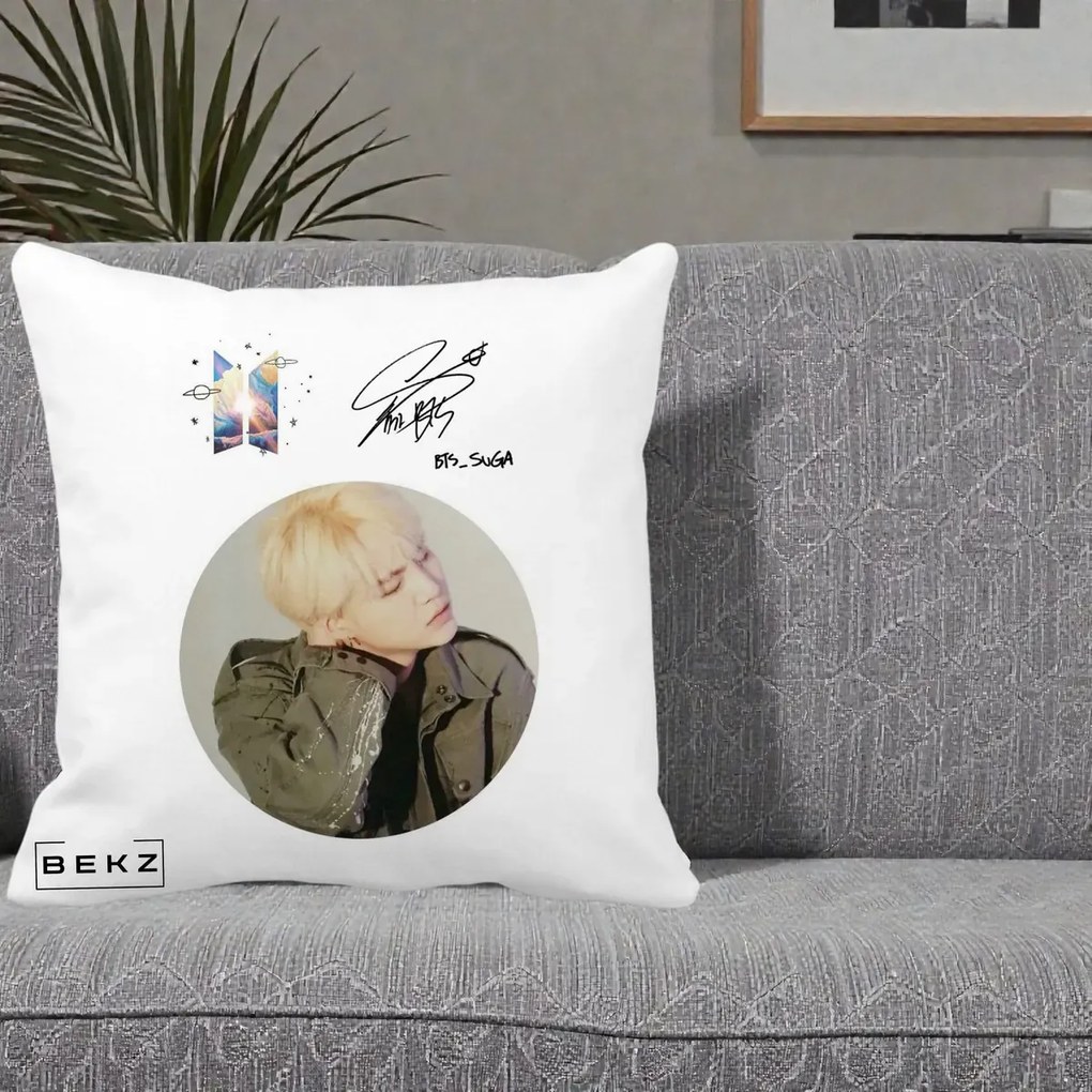 Perna Personalizata K-pop BTS Suga Portret cu Autograf, 40x40 cm, Alba Mata, Husa Detasabila, Perna Inclusa, BEKZ®