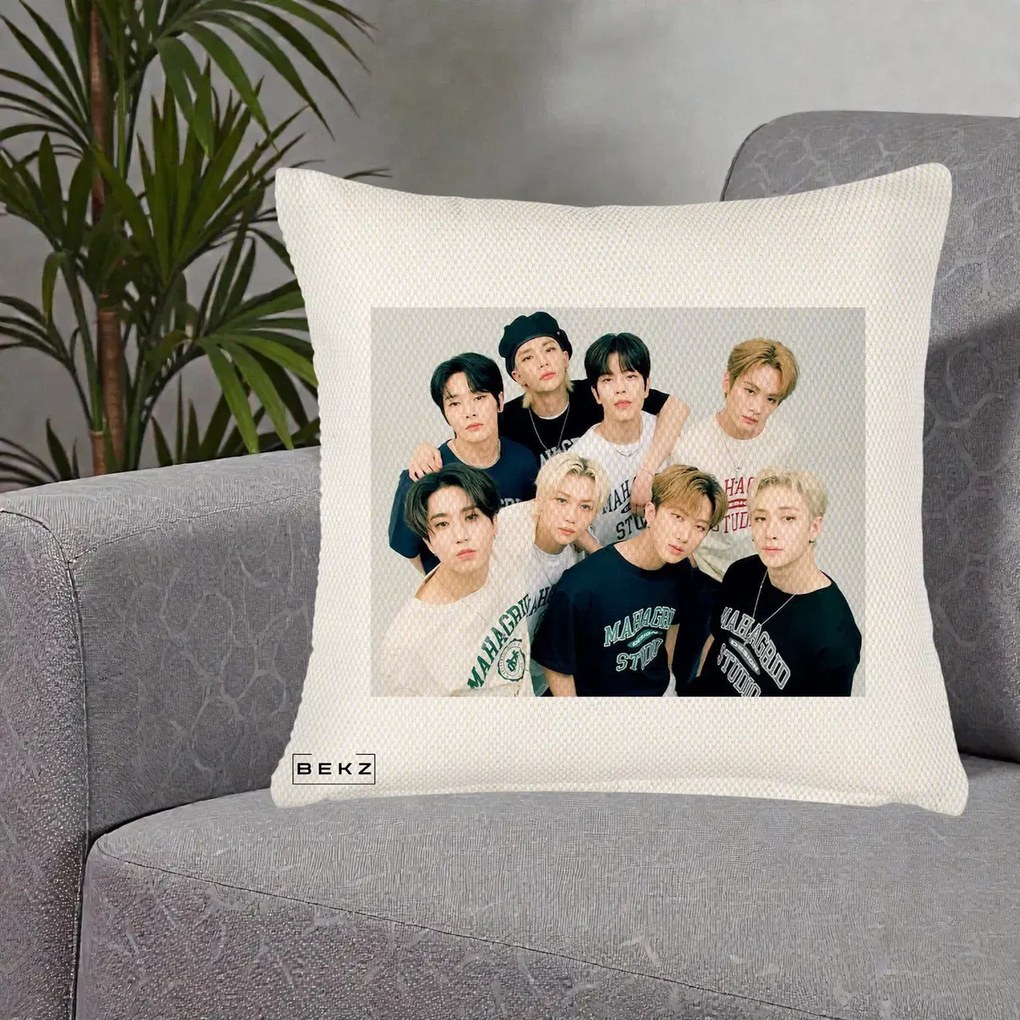 Perna Personalizata K-pop Stray Kids Foto Grup Text, 40x40 cm, Crem Reliefat, Husa Detasabila, Perna Inclusa, BEKZ®