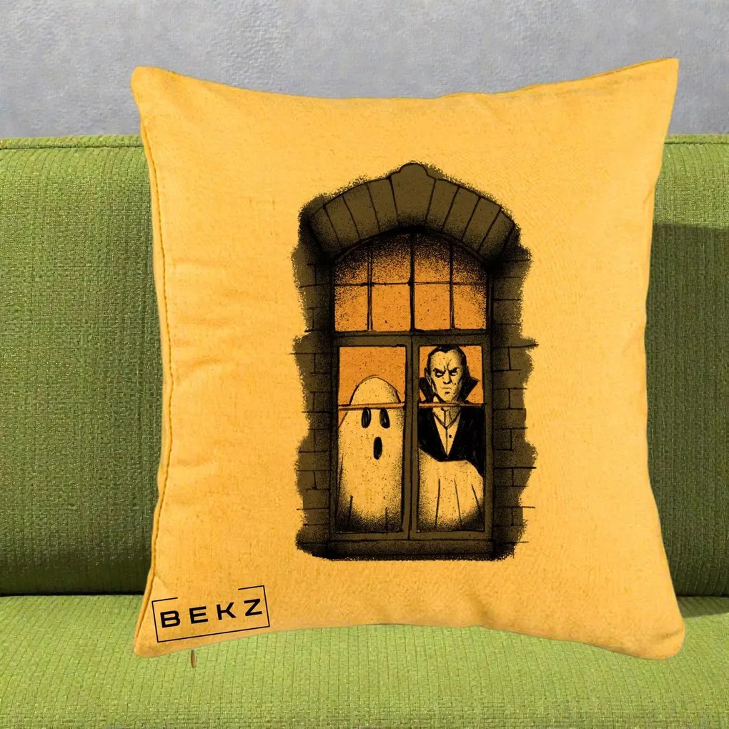 Perna Decorativa Halloween Fantoma si Dracula la Fereastra, 40x40 cm, Galben, Husa Detasabila, Perna Inclusa, BEKZ®