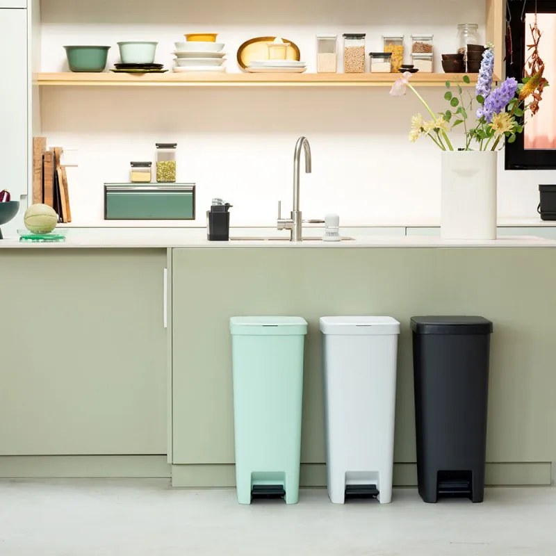 Coș cu pedală Brabantia StepUp 1005556, 40 L, Materiale ecologice, Deschidere mare, Gri deschis