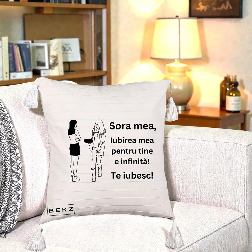 Cadou pentru Sora - Perna Personalizata Sora Mea Te Iubesc Fete Elegante cu Cadou, 40x40 cm, Bej cu Franjuri, Husa Detasabila, Perna Inclusa, BEKZ®