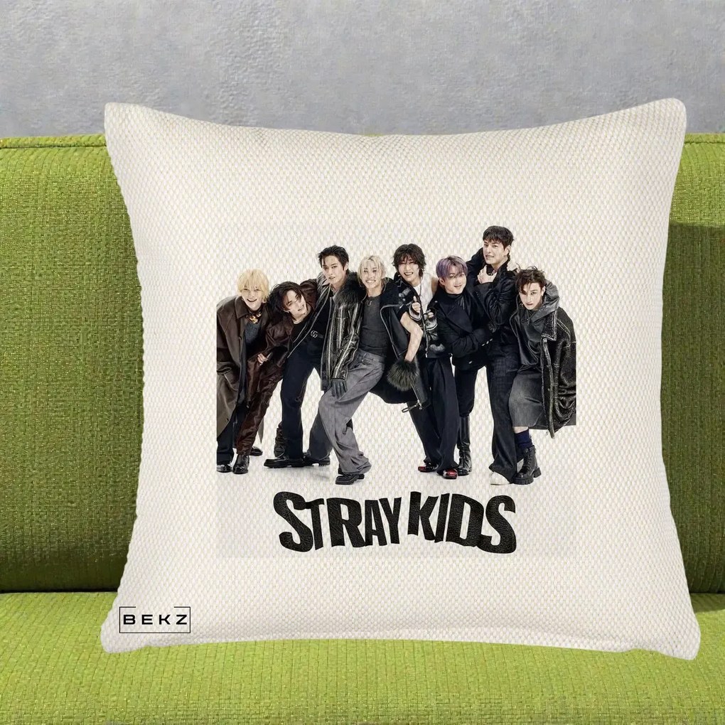 Perna Personalizata K-pop Stray Kids Outfit Negru, 40x40 cm, Crem Reliefat, Husa Detasabila, Perna Inclusa, BEKZ®