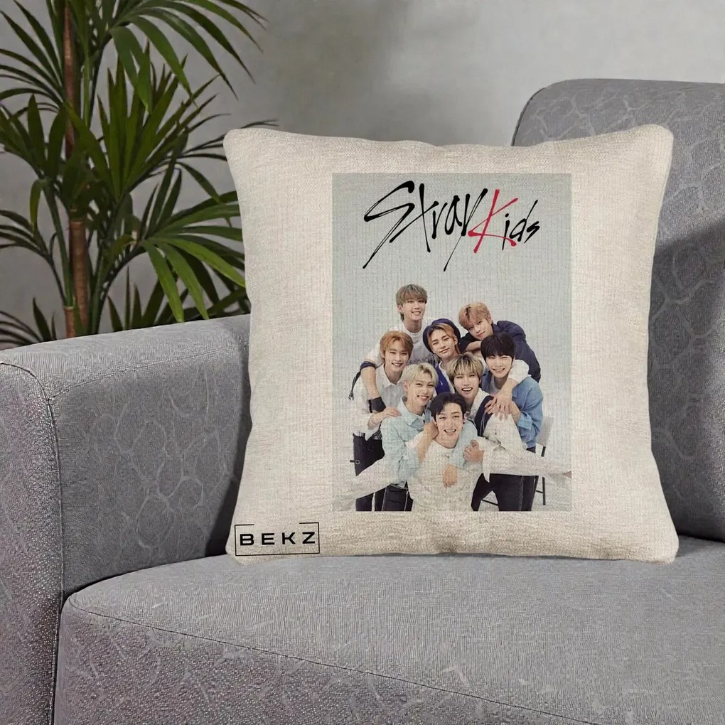 Perna Personalizata K-pop Stray Kids cu Foto Grup Alb-Albastru, 40x40 cm, Bej Canapea, Husa Detasabila, Perna Inclusa, BEKZ®