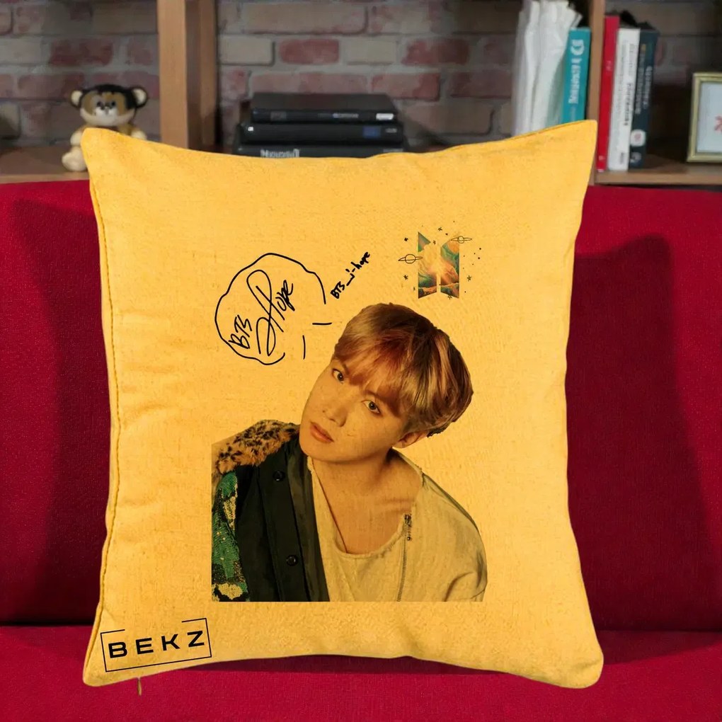 Perna Personalizata K-pop BTS J-Hope Par Roz Autograf, 40x40 cm, Galben, Husa Detasabila, Perna Inclusa, BEKZ®
