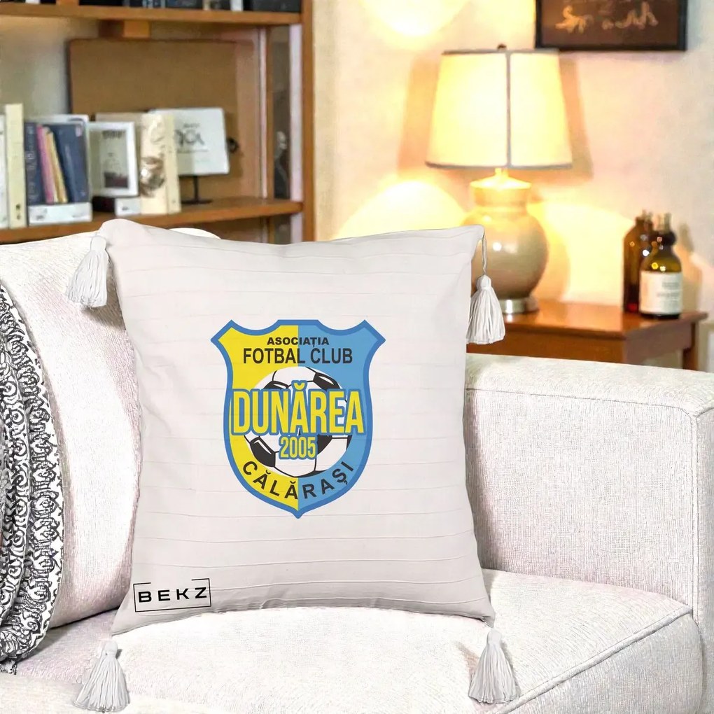 Perna Personalizata AFC Dunarea Calarasi 2005 Fotbal, 40x40 cm, Bej cu Franjuri, Husa Detasabila, Perna Inclusa, BEKZ®