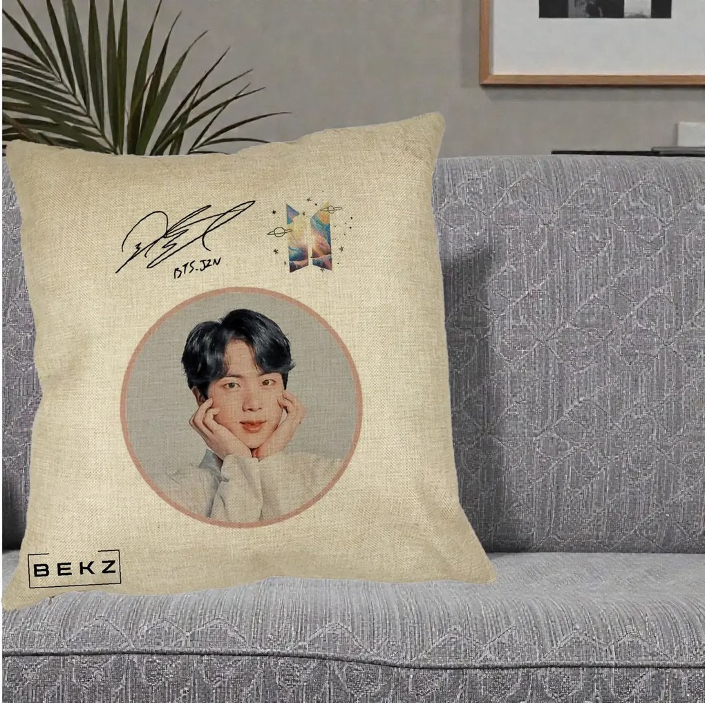 Perna Personalizata K-pop BTS Jin Portret cu Autograf, 40x40 cm, Crem, Husa Detasabila, Perna Inclusa, BEKZ®