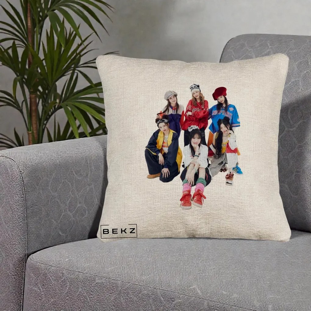Perna Personalizata Grup K-pop Fete Streetwear Foto, 40x40 cm, Bej Canapea, Husa Detasabila, Perna Inclusa, BEKZ®