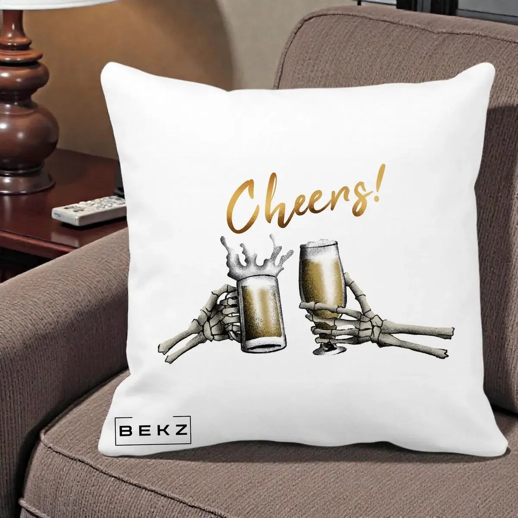Perna Decorativa Halloween Cheers Schelete cu Bere, 40x40 cm, Alba Mata, Husa Detasabila, Perna Inclusa, BEKZ®