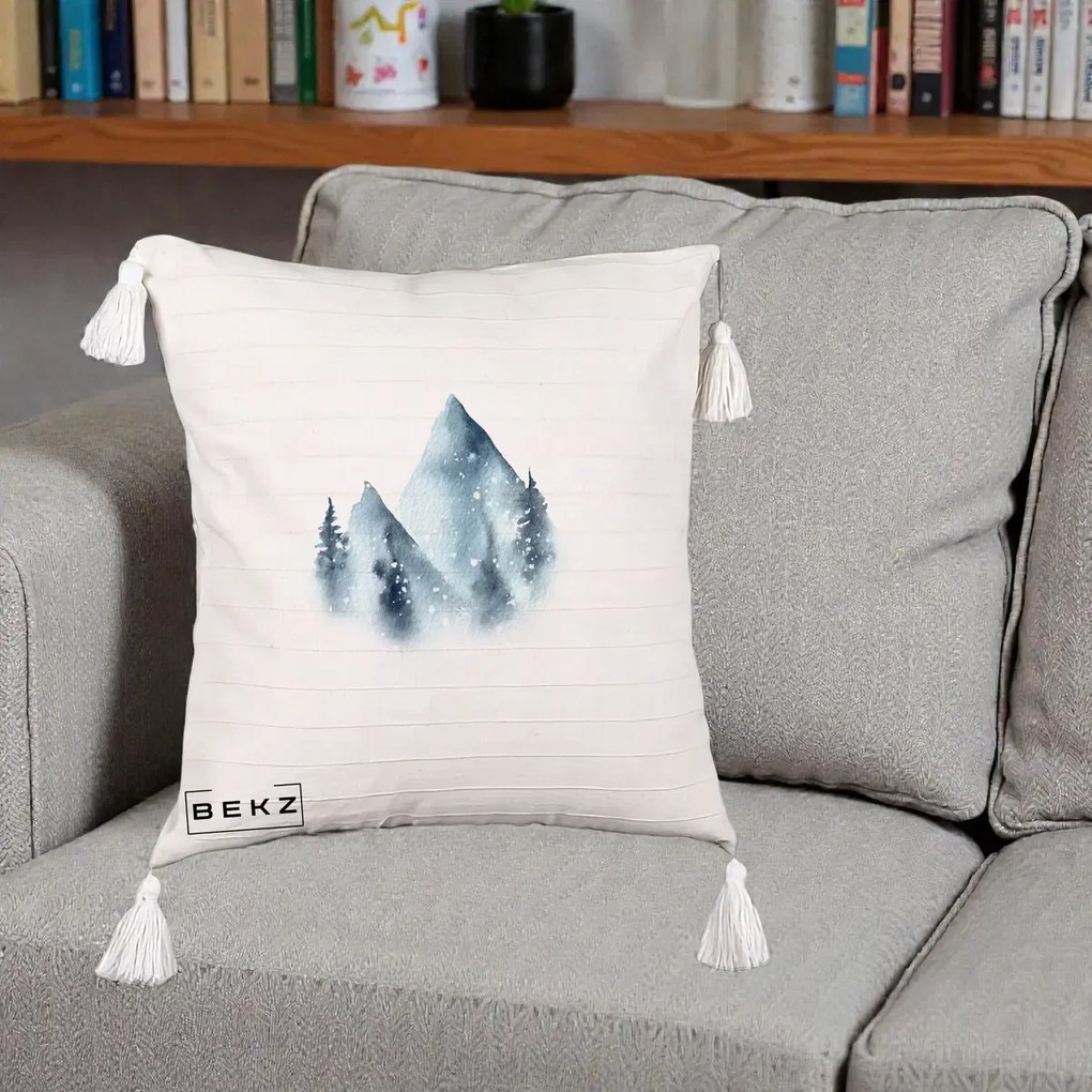 Perna Decorativa Munti Inzapeziti Acuarela Indigo, 40x40 cm, Bej cu Franjuri, Husa Detasabila, Perna Inclusa, BEKZ®