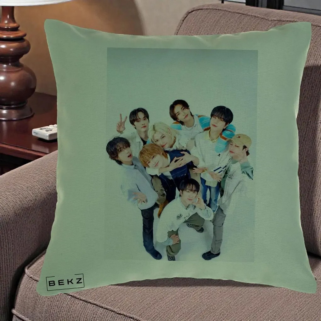 Perna Personalizata K-pop Stray Kids Foto Grup Bleu, 40x40 cm, Verde, Husa Detasabila, Perna Inclusa, BEKZ®