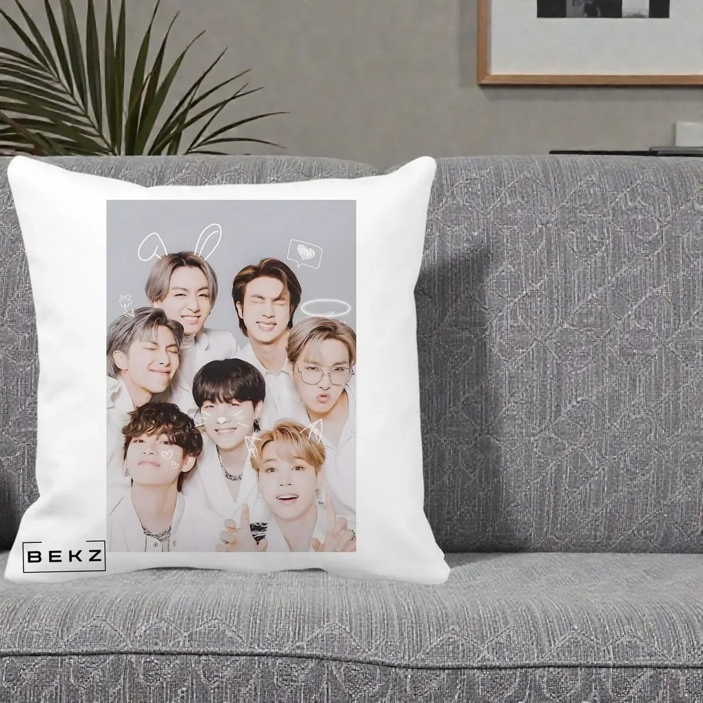 Perna Personalizata K-pop BTS Foto Grup Cute cu Animatii si 7 Membrii, 40x40 cm, Alba Mata, Husa Detasabila, Perna Inclusa, BEKZ®