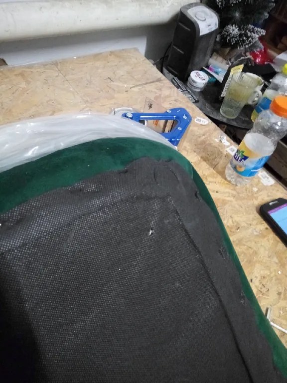 OFERTA Scaun din catifea verde inchis VERDO cu picioare negre Calitatea a II-a