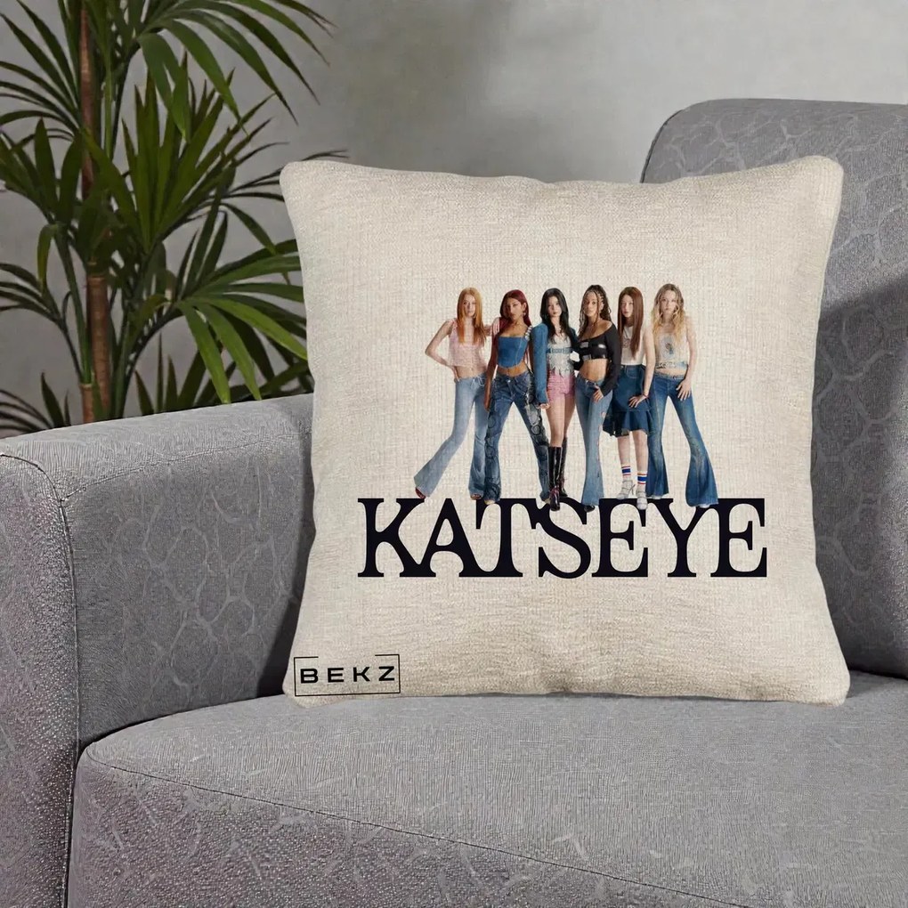 Perna Personalizata K-pop KATSEYE Foto Grup Blugi, 40x40 cm, Bej Canapea, Husa Detasabila, Perna Inclusa, BEKZ®