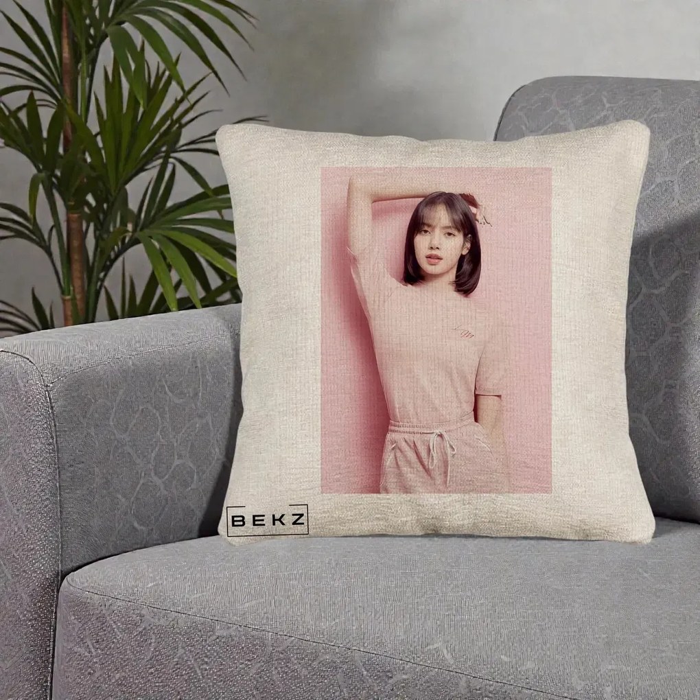 Perna Personalizata K-pop BLACKPINK Lisa Roz, 40x40 cm, Bej Canapea, Husa Detasabila, Perna Inclusa, BEKZ®
