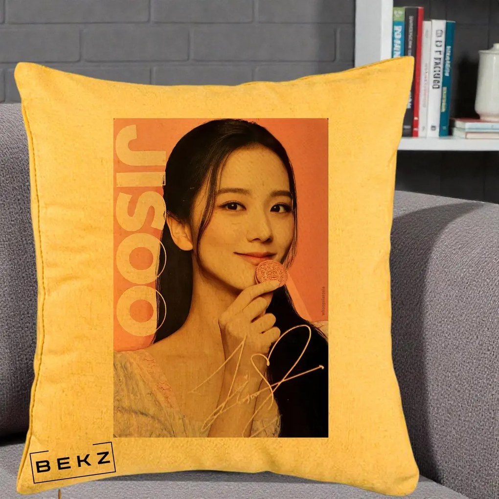 Perna Personalizata K-pop BLACKPINK Jisoo cu Semnatura si Fond Roz, 40x40 cm, Galben, Husa Detasabila, Perna Inclusa, BEKZ®