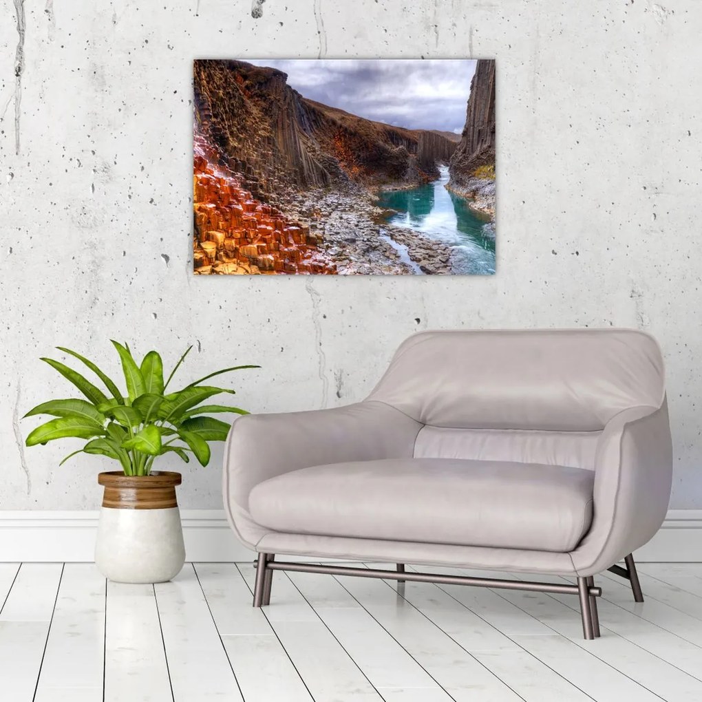 Tablou pe sticlă - Canionul Studlagil (70x50 cm)
