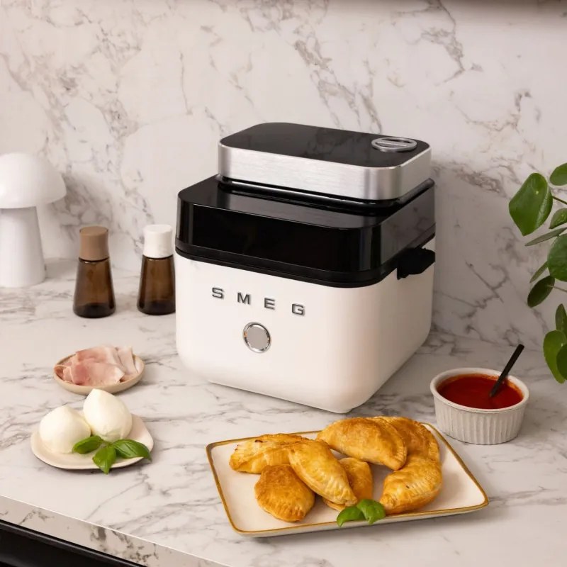 Friteuza cu aer cald Smeg Collezione AFC01WHMAU, 1450 W, 7,3 l, 40-200 °C, 7 programe, Mod dublu, Comandă tactila, Timer, LED, Alb