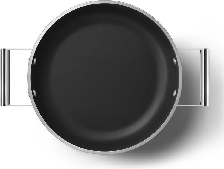 Oală joasă cu capac Smeg DPF2812CRM, 28 cm, 4,3 l, acoperire ceramică antiaderentă, potrivită pentru cuptor până la 250 °C, fără PFAS, compatibilă cu plitele cu inducție, culoare crem