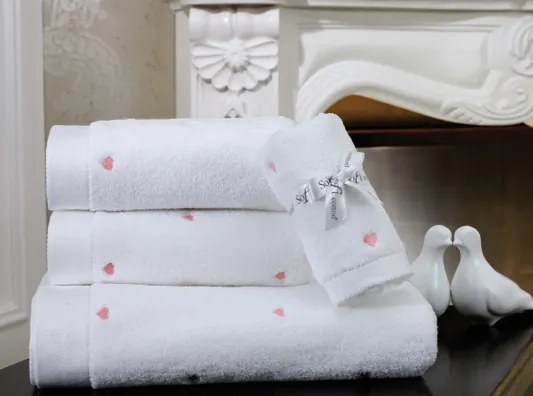 Set cadou de prosoape și prosop de corp MICRO LOVE, 3 buc Alb – Inimioare lila