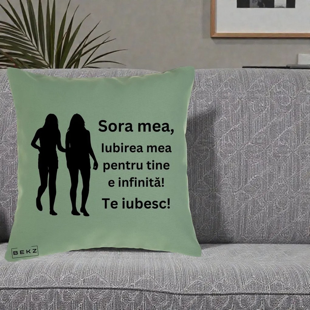 Cadou pentru Sora - Perna Personalizata Sora Mea Te Iubesc Siluete Negre Tinand Maini, 40x40 cm, Verde, Husa Detasabila, Perna Inclusa, BEKZ®