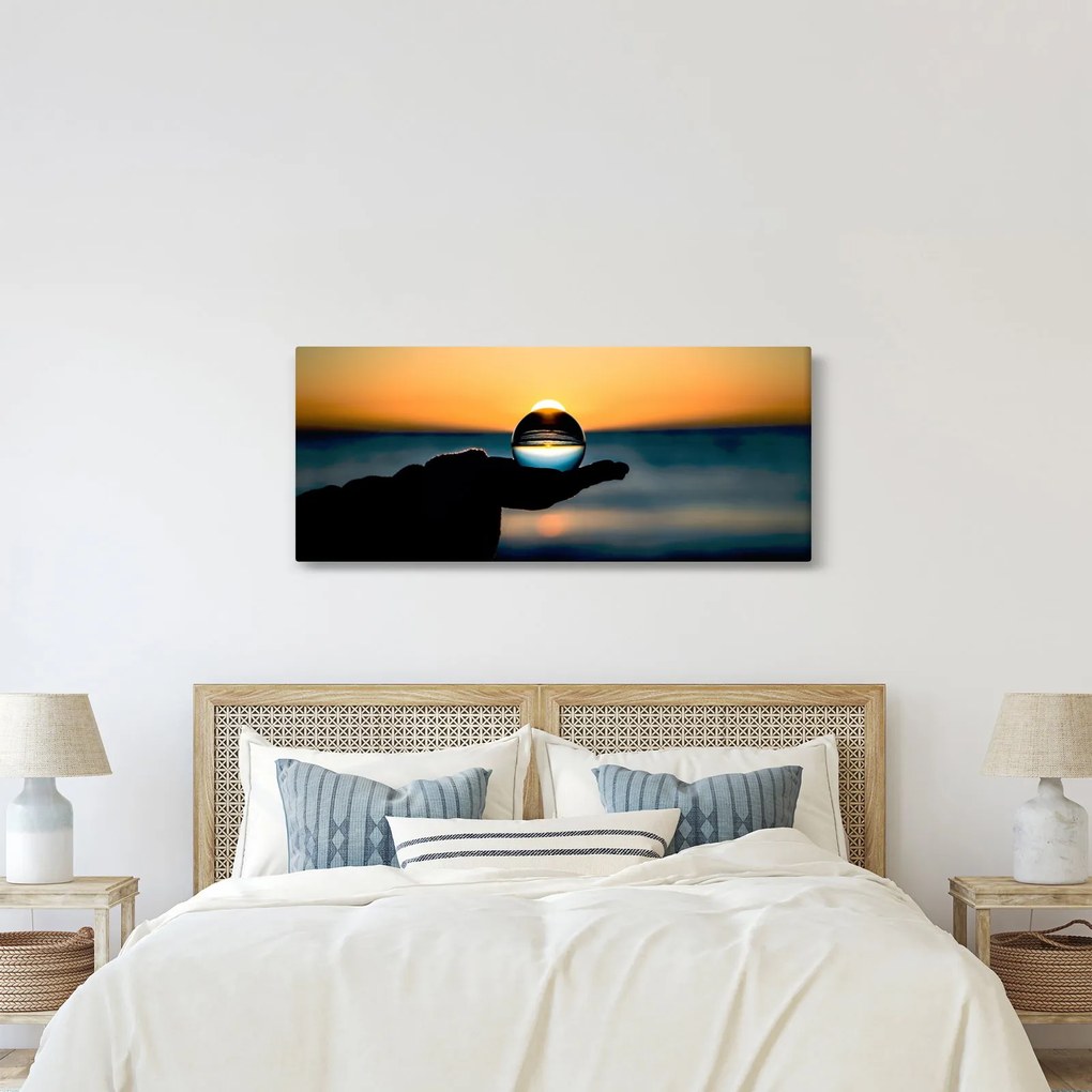 Tabloul cu bilă din sticlă în palmă (120x50 cm)