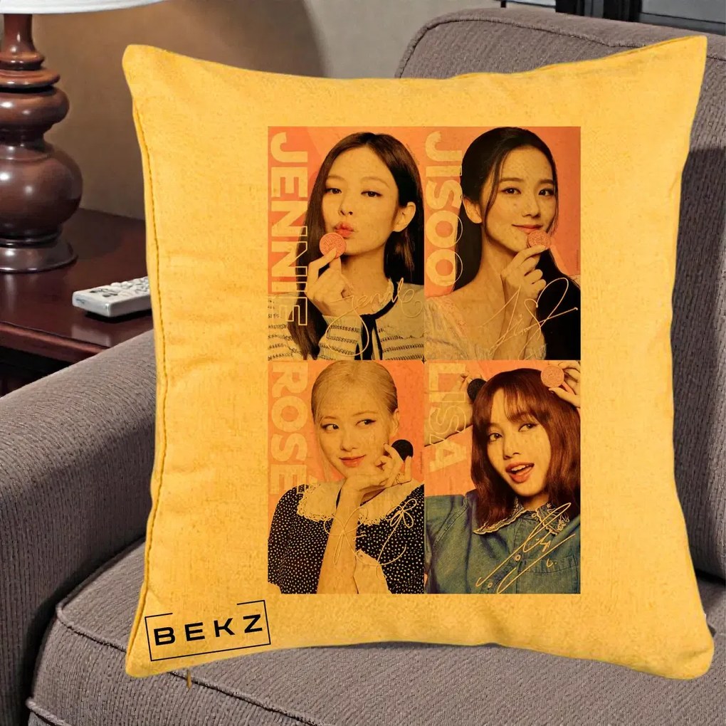 Perna Personalizata K-pop BLACKPINK Colaj 4 Portrete cu Semnature, 40x40 cm, Galben, Husa Detasabila, Perna Inclusa, BEKZ®